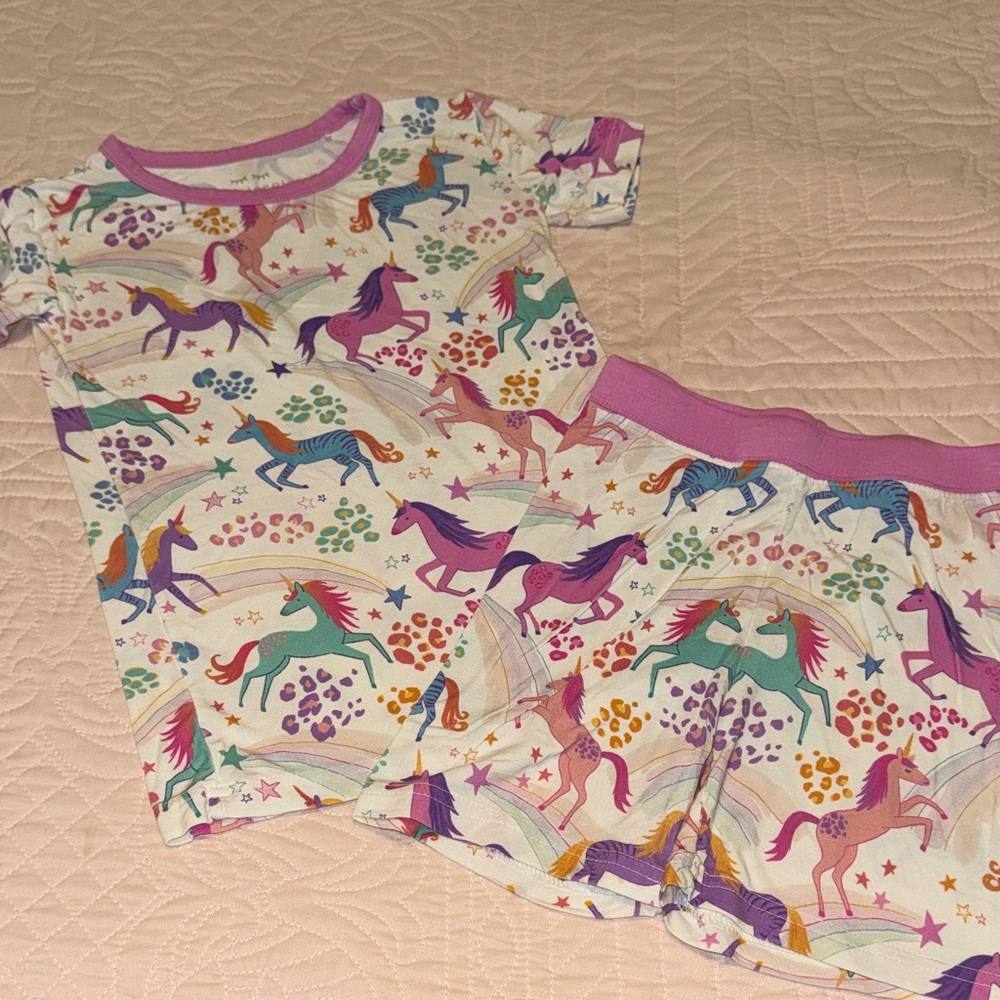 Little Sleepies 4T pajama set
EUC
Unicorn pattern
Short sleeve/shorts set